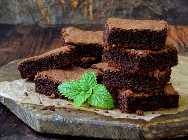 darab sütemény csokoládé brownies fa háttér. szelektív összpontosít. - Fotó, kép