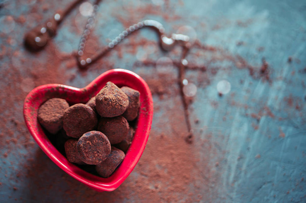 Trufas de chocolate em uma tigela em forma de coração
 - Foto, Imagem