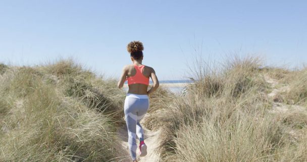 Woman jogging on beach - Fotografie, Obrázek