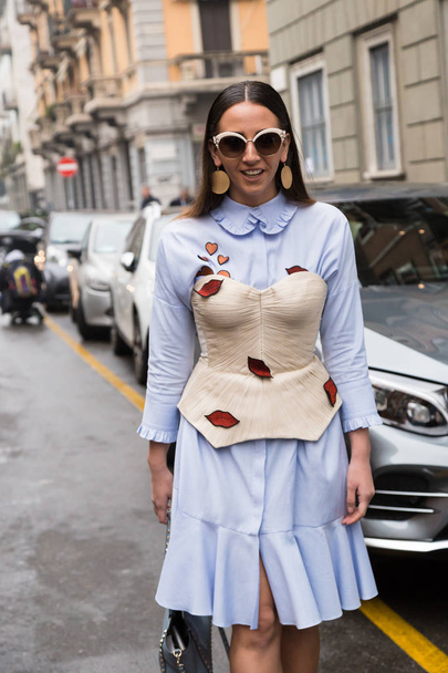 Μοντέρνα γυναίκα στην εβδομάδα μόδας του Μιλάνου γυναικών - Φωτογραφία, εικόνα