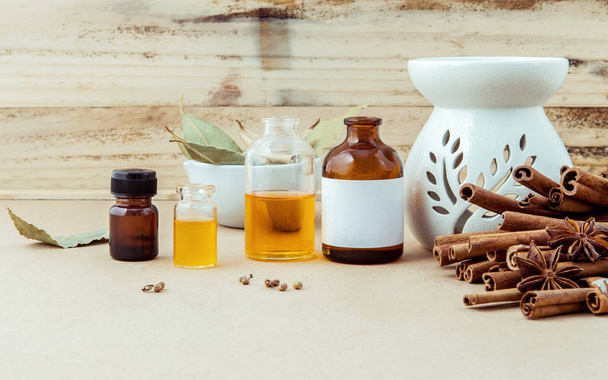Botella de aceite esencial para masaje ayurveda con barra de canela
 - Foto, Imagen