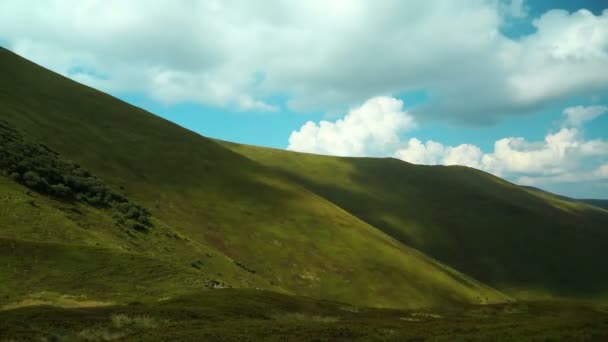 4K Timelapse de nubes y hermosas montañas verdes
 - Imágenes, Vídeo