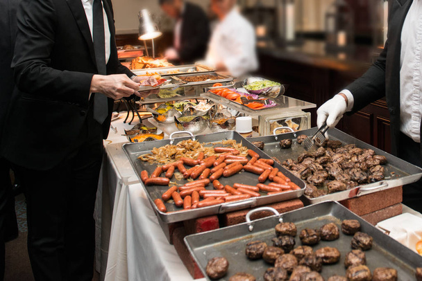 Mensen nemen van voedsel in Buffet Catering diner eten partij. Gebeurtenis Buffet Concept - Foto, afbeelding