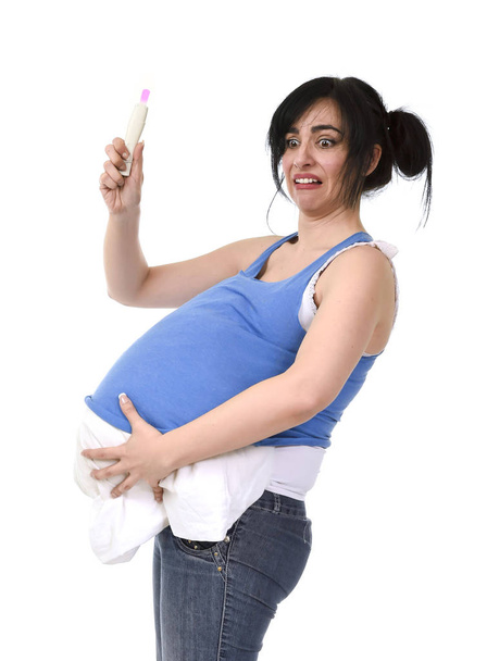Młoda kobieta w ciąży przestraszony w szoku sprawdzanie różowy wynik pozytywny na test ciążowy - Zdjęcie, obraz