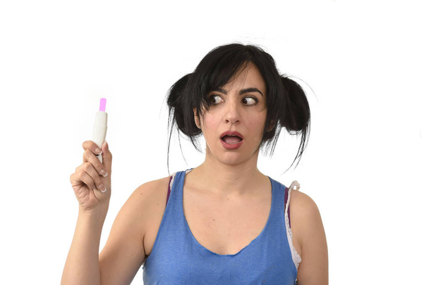 молода вагітна жінка боїться шокової перевірки рожевого позитивного результату на тест на вагітність
 - Фото, зображення