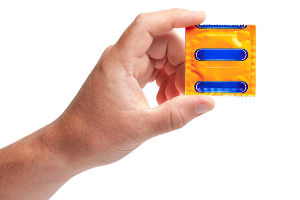 Preservativo in mano femminile isolato
 - Foto, immagini