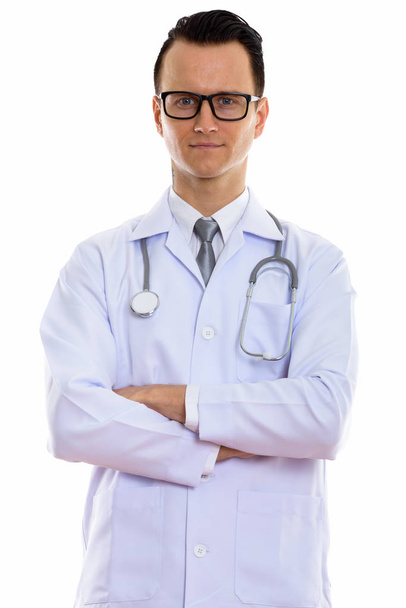 Студійний знімок молодого красивого чоловіка лікаря зі схрещеними руками
 - Фото, зображення