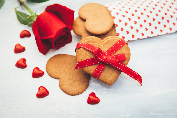 Heart shaped cookies with rose  - Valokuva, kuva
