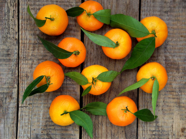 mandarine mûre sur fond de bois. focus sélectif
 - Photo, image