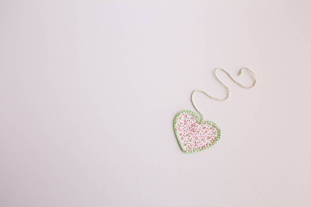 patch de pano em forma de coração no fundo branco
 - Foto, Imagem