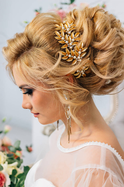 Красивая блондинка невеста в окружении цветов
 - Фото, изображение