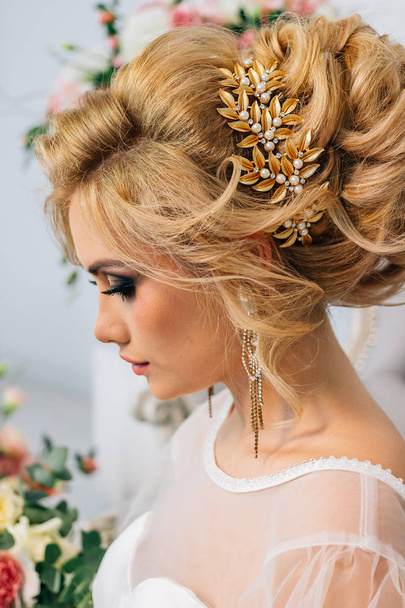 Красивая блондинка невеста в окружении цветов
 - Фото, изображение