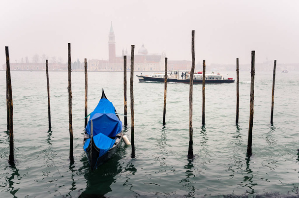 Einsam vor Anker liegende Gondel in Venedig an einem nebligen Nachmittag - Foto, Bild
