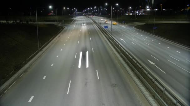 Hosszú expozíciós idő telik el az éjszakai forgalom, Vilnius, Litvánia. - Felvétel, videó