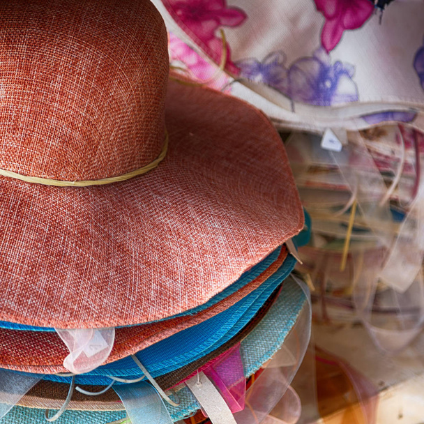   moda trandy şapka bir pazarda bir sürü - Fotoğraf, Görsel
