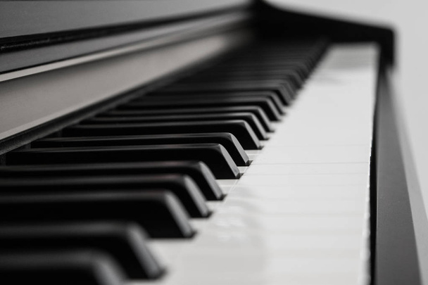 Вид сбоку на клавиши пианино - Фото, изображение