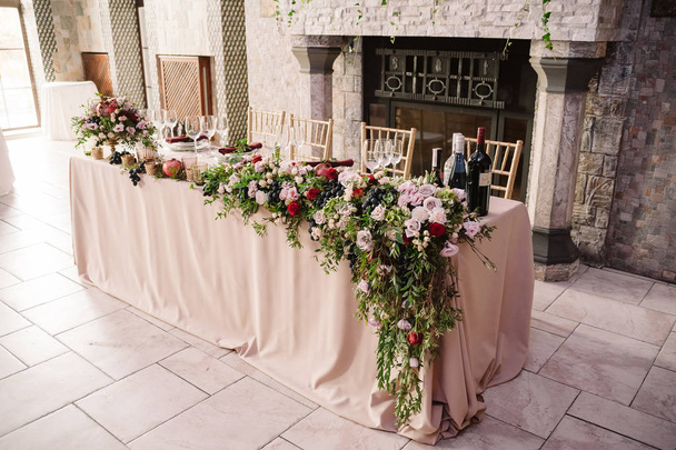 Boda decoración de mesa con las flores de color rosa, uva y vegetación para el prometido y prometido
 - Foto, Imagen