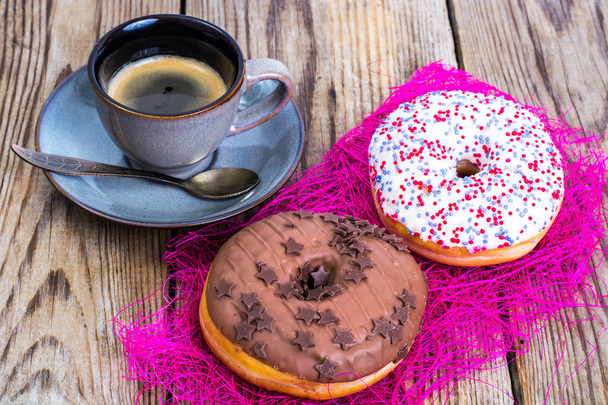 Свіжі солодкі пончики з кольоровою глазур'ю
 - Фото, зображення
