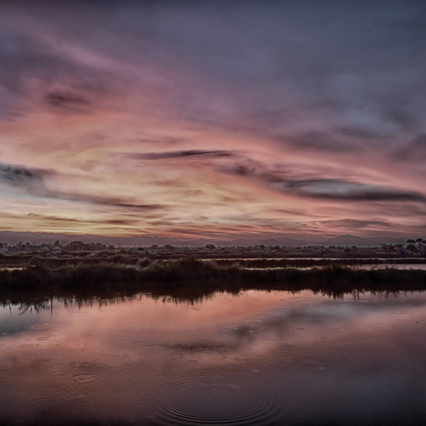  вид из воды на восход солнца, полный красок
   - Фото, изображение