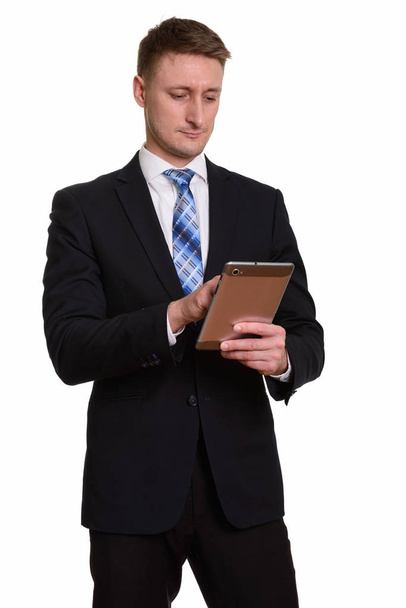 Przystojny biznesmen kaukaski za pomocą cyfrowego tabletu - Zdjęcie, obraz