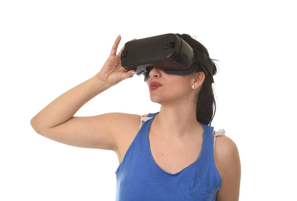 atractiva mujer feliz excitada usando gafas 3d viendo 360 visión de realidad virtual disfrutando
 - Foto, Imagen