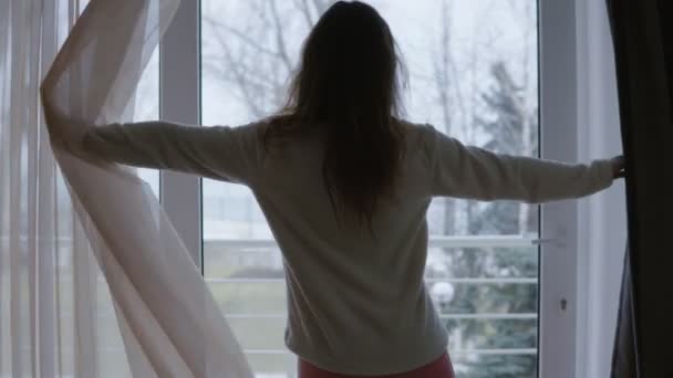 Νεαρή γυναίκα ανοίγει την πόρτα το πρωί και μετάβαση έξω στη βεράντα - Πλάνα, βίντεο