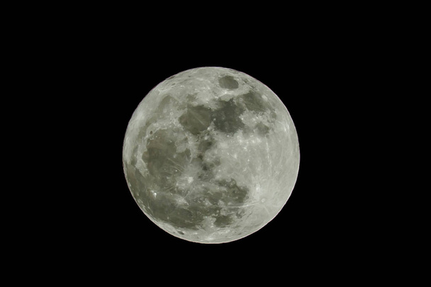 夜の暗い空の上に満月 - 写真・画像