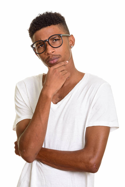 Fiatal jóképű afrikai férfi gondolkodás - Fotó, kép