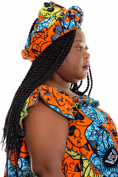 Vista de perfil de mujer africana negra gorda con coágulo tradicional
 - Foto, Imagen
