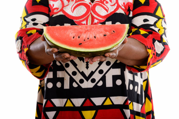 Estudio de tiro de grasa negra africana mujer sosteniendo rebanada de watermel
 - Foto, imagen