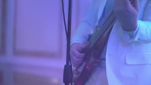 Man playing music on guitar - Πλάνα, βίντεο