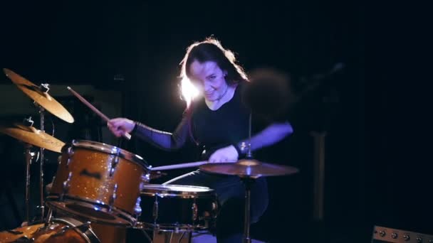 Černé vlasy - krásy dívka hraje drum rock v garage, pomalý pohyb - Záběry, video