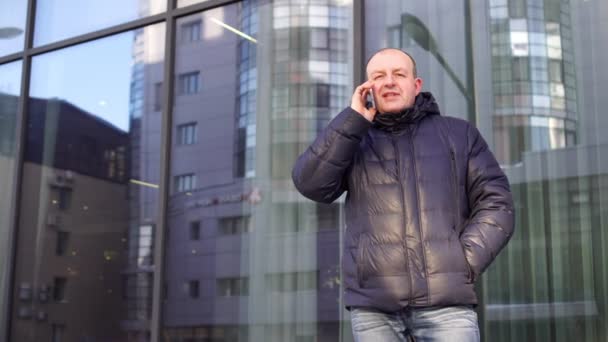 Man in the city making a phone call with smartphone - Video, Çekim