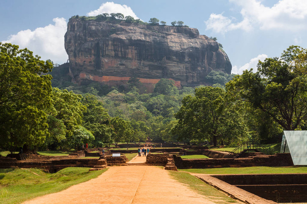 Único Lion Rock en Sigiriya, Sri Lanka
. - Foto, imagen