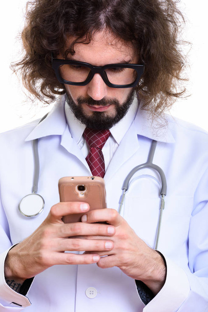 Студийный снимок красивого врача с мобильного телефона - Фото, изображение