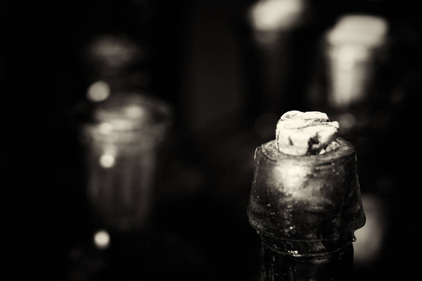 Karanlık bir arka plan karşı eski renkli şişe - Fotoğraf, Görsel