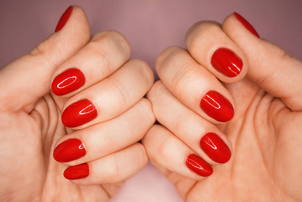 mani caucasiche con unghie rosse
 - Foto, immagini