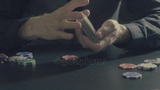 Poker oyunu. Adamın elleri shuffing kartları - Video, Çekim