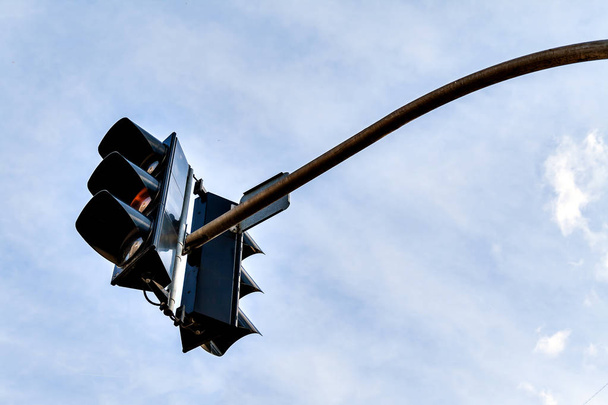 Traffic light against a clear blue sky - Foto, afbeelding