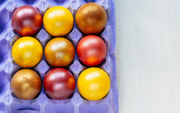 Цветные яйца, выстроенные в ряд
 - Фото, изображение