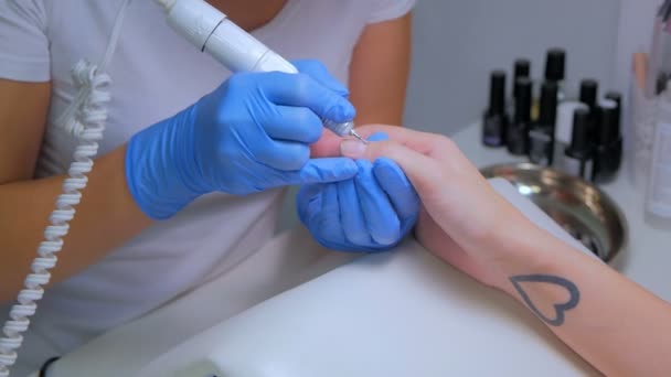 Maniküre Nagelpflege im Schönheitssalon - Filmmaterial, Video