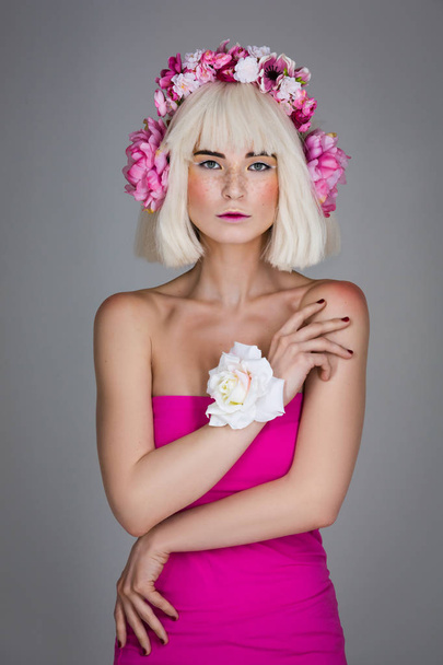 Piękna dziewczyna w różowej sukience z kwiatowy akcesoria głowa - Zdjęcie, obraz