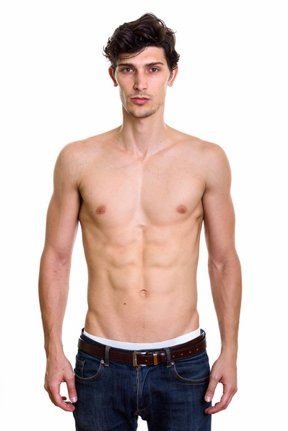 Студийный снимок молодого красивого мужчины без рубашки - Фото, изображение