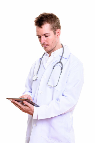 Студійний знімок лікаря-чоловіка за допомогою цифрового планшета
 - Фото, зображення