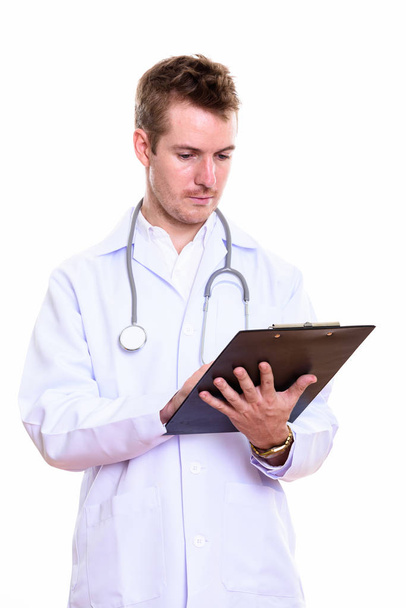 Студійний знімок лікаря-чоловіка, який читає на кишені
 - Фото, зображення
