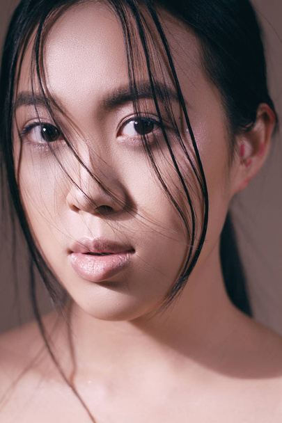 Portret van Aziatisch meisje met make-up in studio - Foto, afbeelding