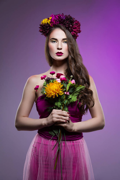 Hermosa chica con flores en la cabeza
 - Foto, Imagen