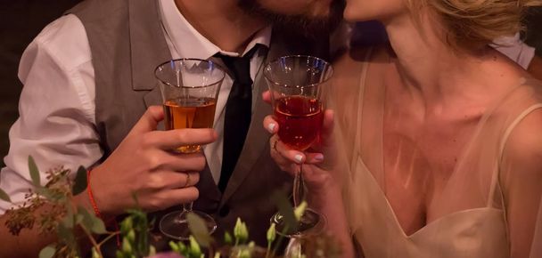Nevěsta a ženich pít víno. Detail. - Fotografie, Obrázek