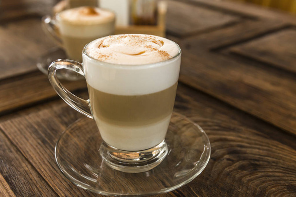 latte macchiato, fából készült háttér - Fotó, kép
