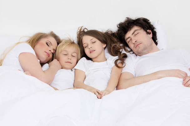 Family sleeping together - Foto, afbeelding